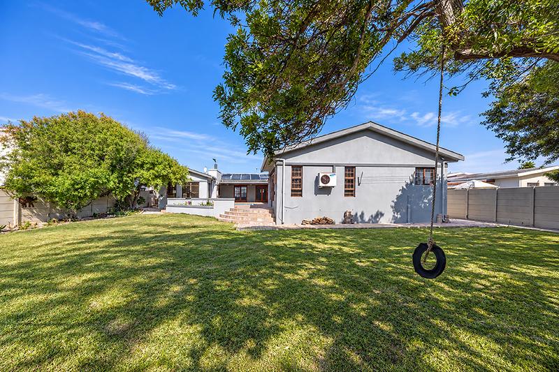 5 Bedroom Property for Sale in Bloubergrant Western Cape